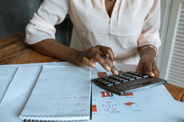 沪金跌穿1000元/克 达利欧仍坚持去美元化利好黄金
